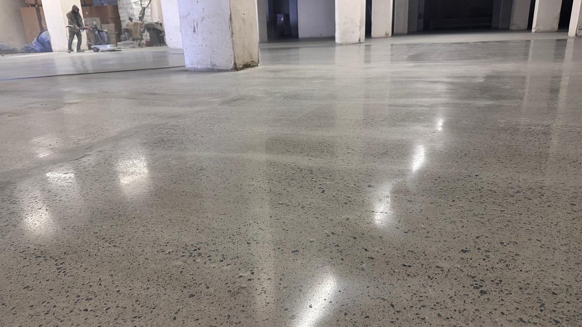 Silim makinesiyle beton zeminde kademe calismasi