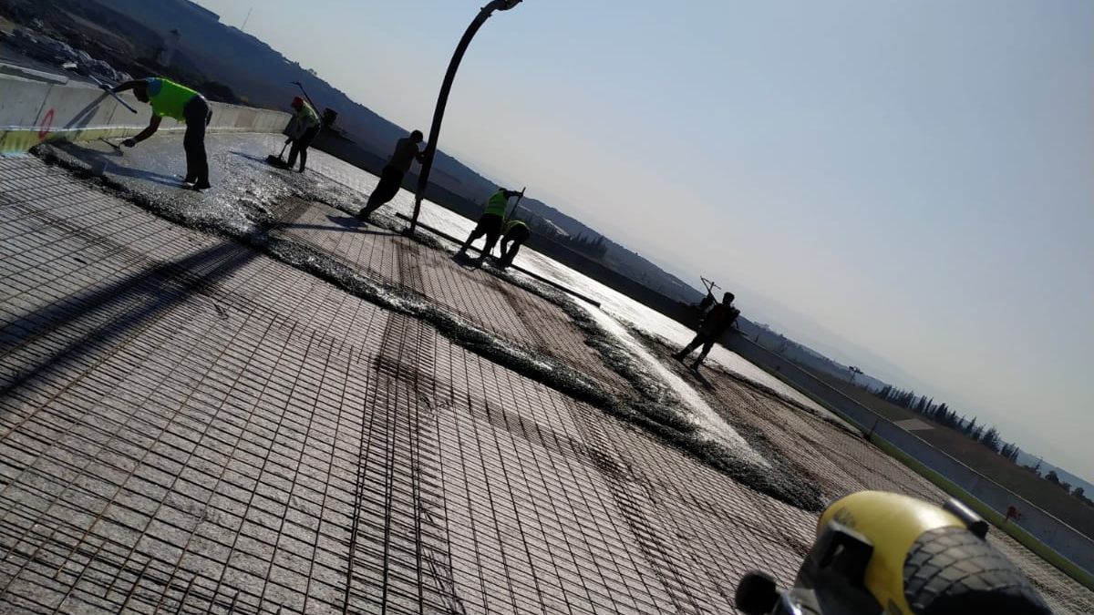 Donatısı serilmiş saha betonu dökümü