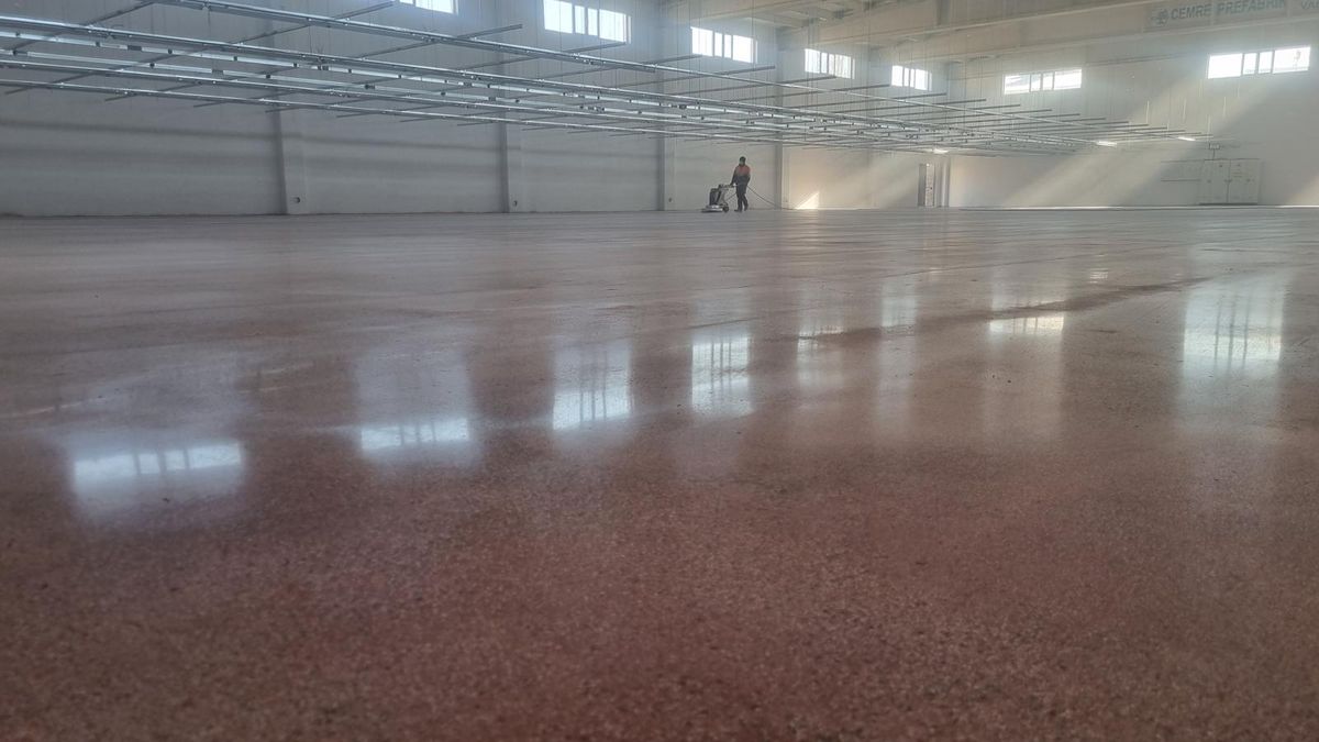 Kuru serpme renklendirici ile renklendirilmiş beton zemin