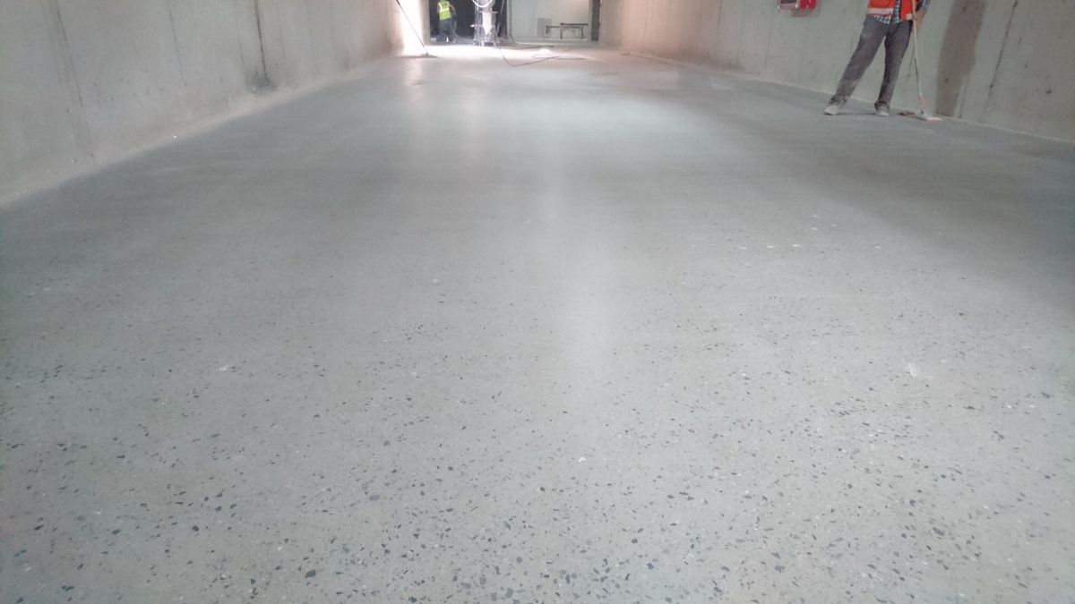 Mat bitişli beton zemin: yansıma yok, doğal beton görünümü