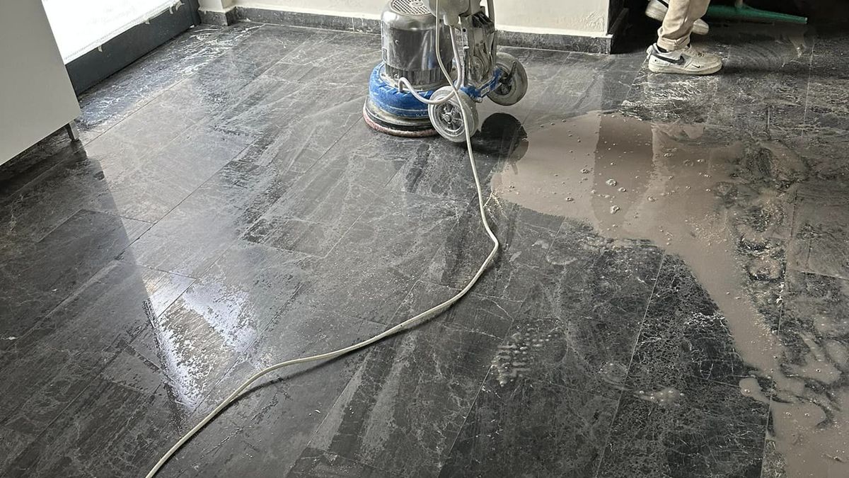 Mermer zeminde tek diskli makineyle calisma