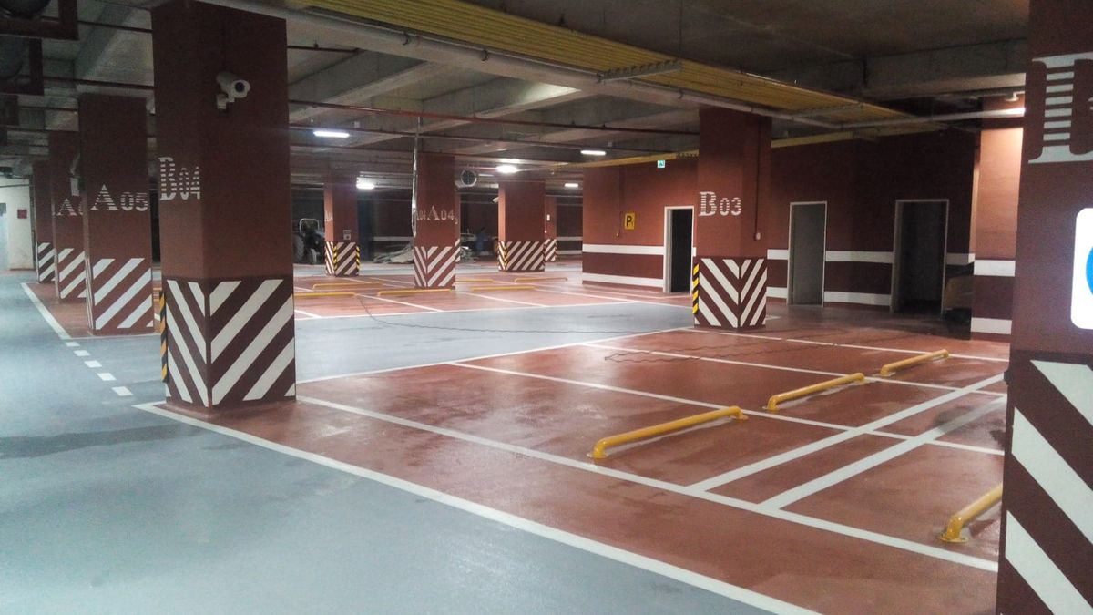 Kapali otoparkta cizgilendirilmis park yerleri