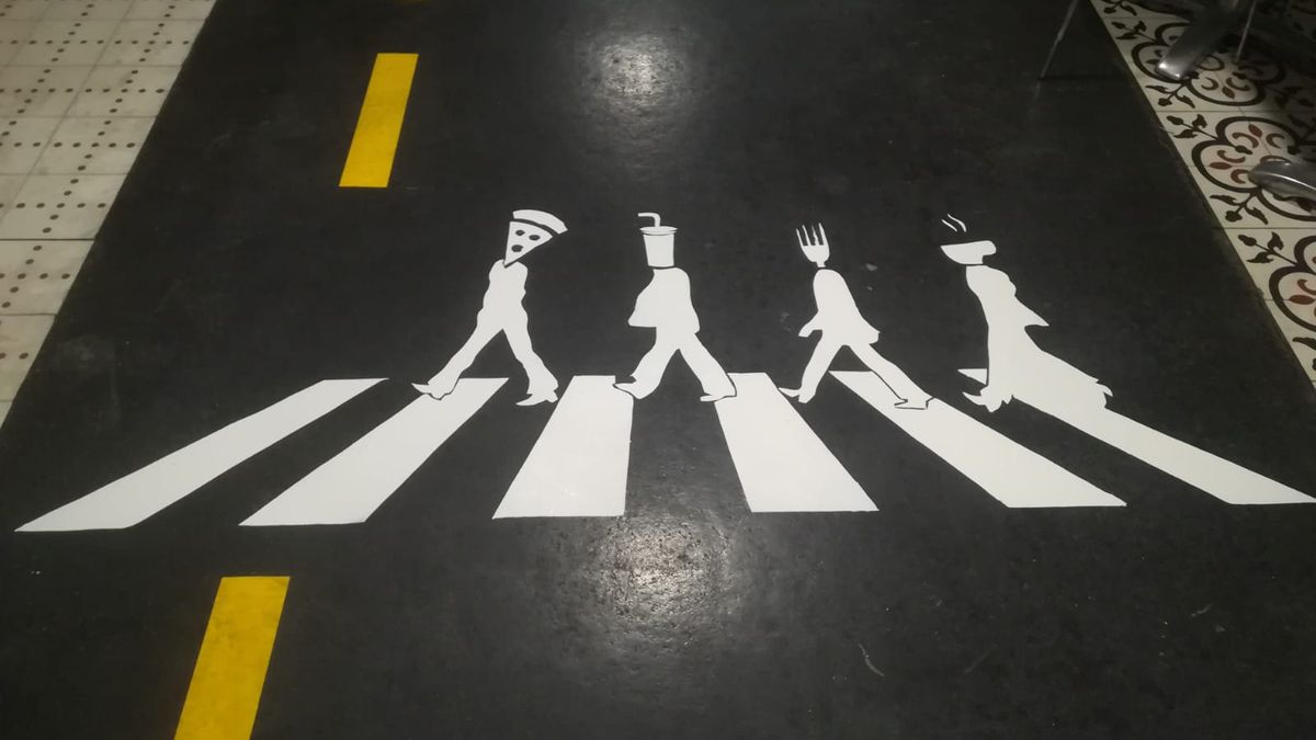 Otopark zemininde beyaz yaya gecidi taramasi