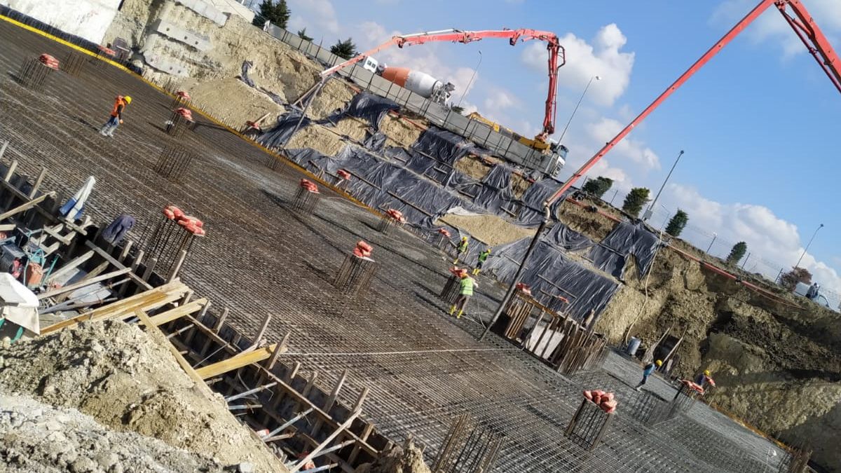 Beton dökümü öncesi hazırlanmış saha ve pompa