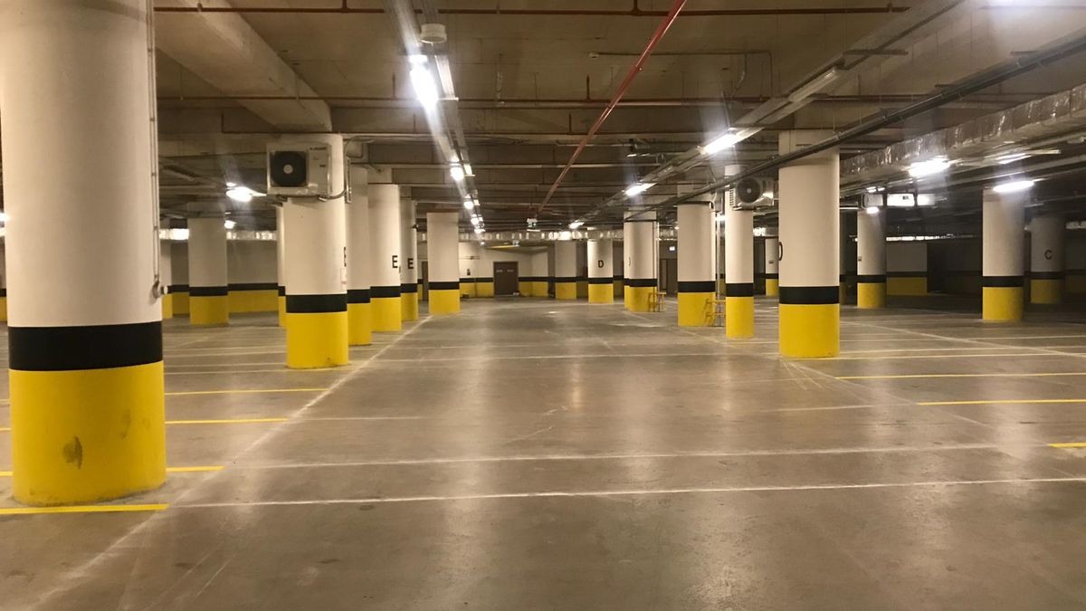 Kullanımdaki kapalı otoparkta parlatılmış beton zemin