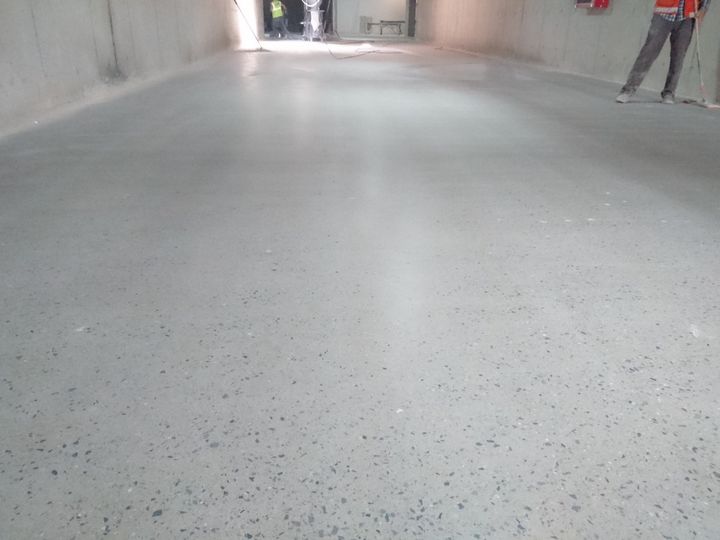 Mat bitişli beton zemin: yansıma yok, doğal beton görünümü