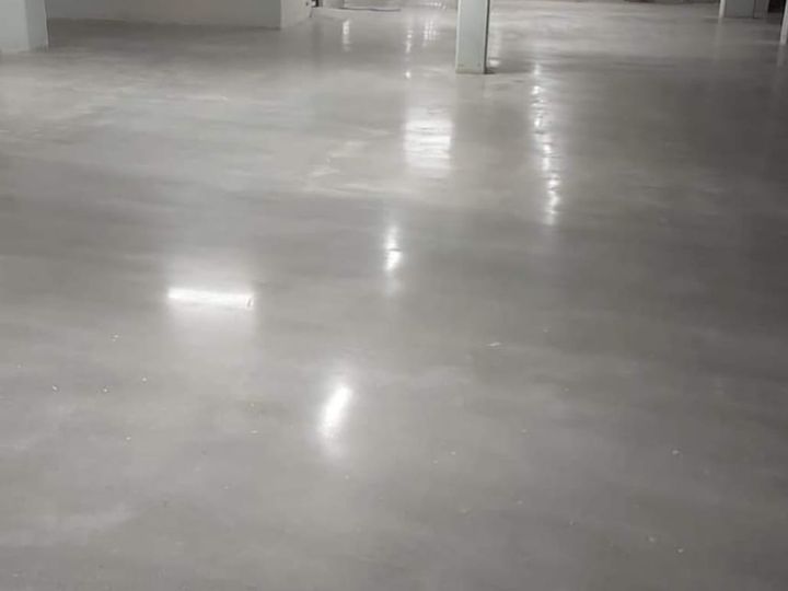 Yarı parlak bitişli beton zemin: ışığı toplar, hafif derinlik