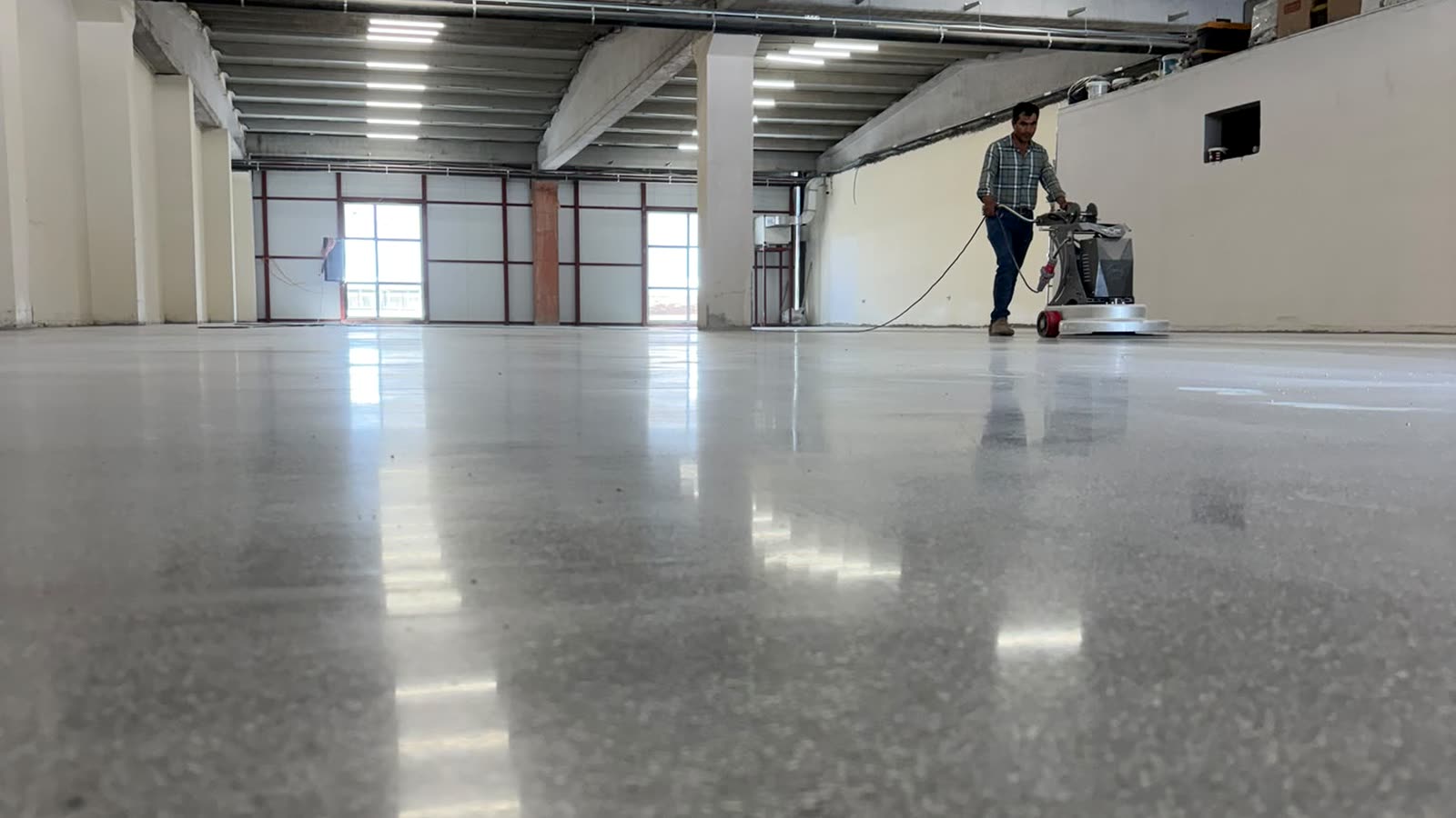 Silim sonrası: parlatılmış, yansıma yapan beton zemin